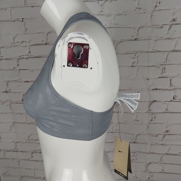 𝅺NIKE Training Pro Dri-FIT Swoosh  all over leopard print sports bra in g… - Picture 10 of 11